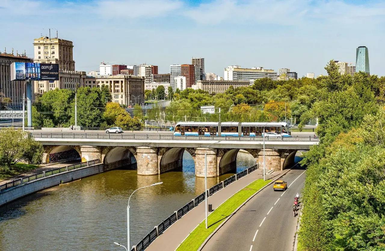 Полив дорог дополнительно проводится в Москве в жаркую погоду