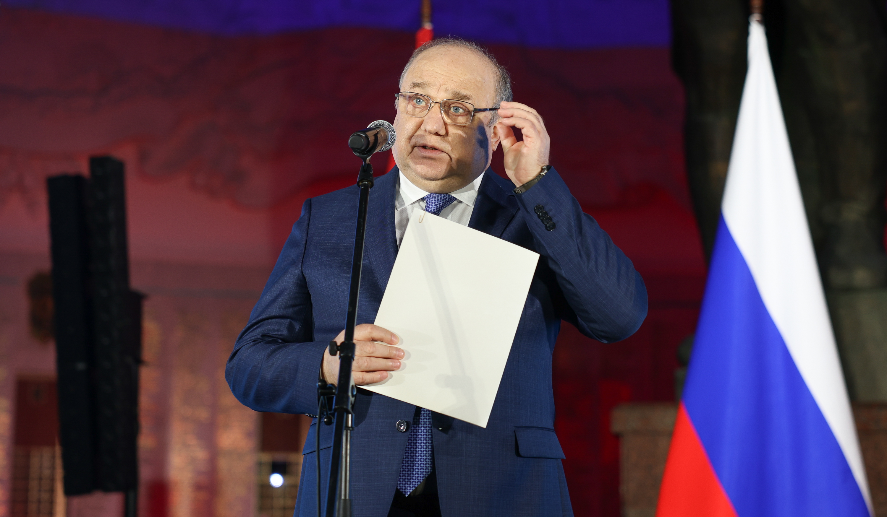 Фото с пресс-подхода «Героями не рождаются. Наши дни!»