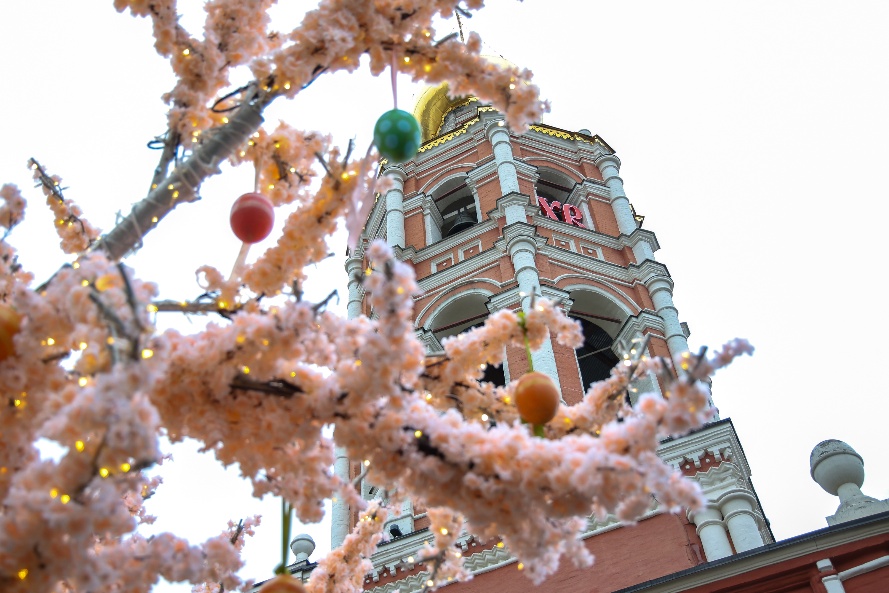 Освящение пасхальных куличей в Высоко-Петровском монастыре