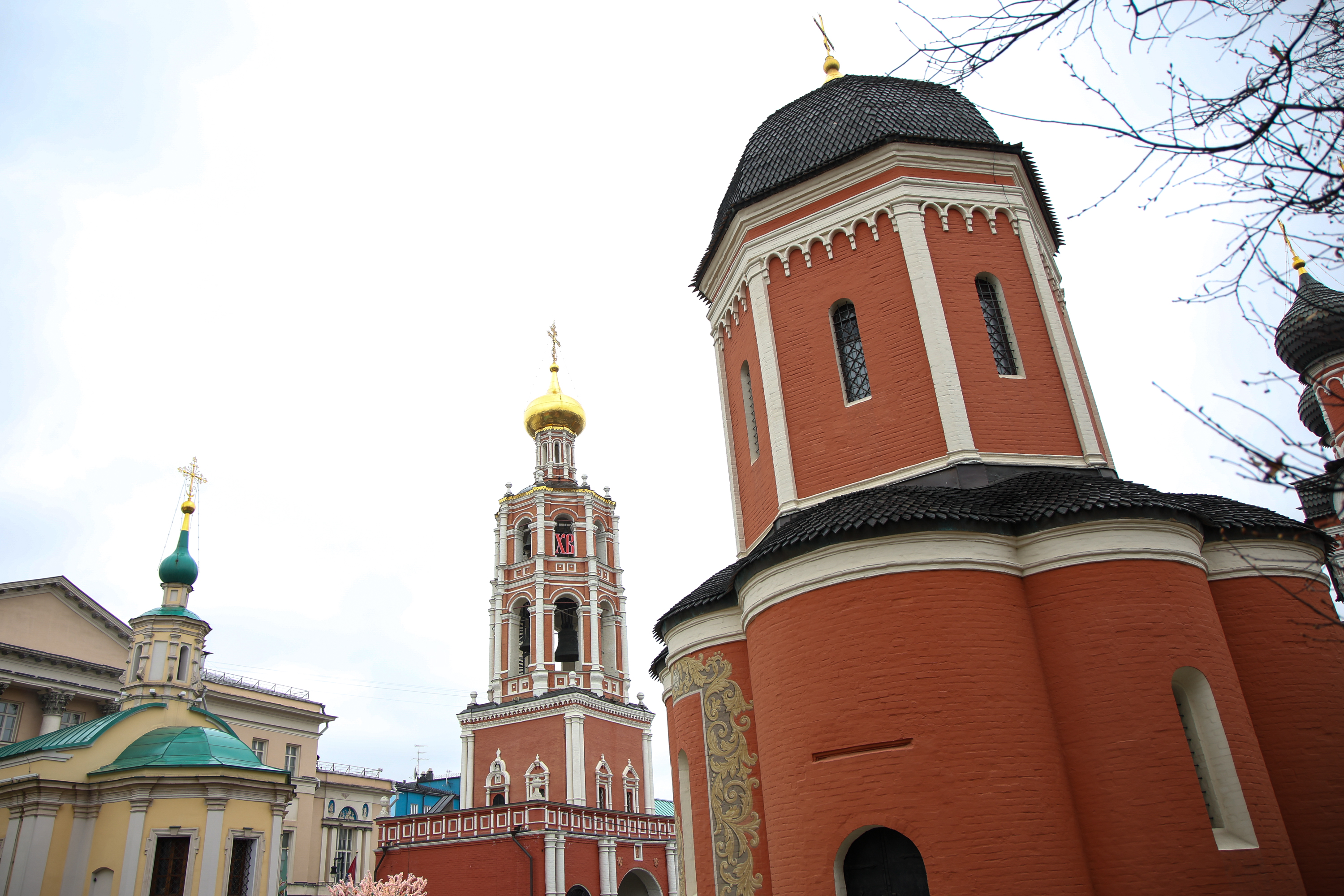 Освящение пасхальных куличей в Высоко-Петровском монастыре