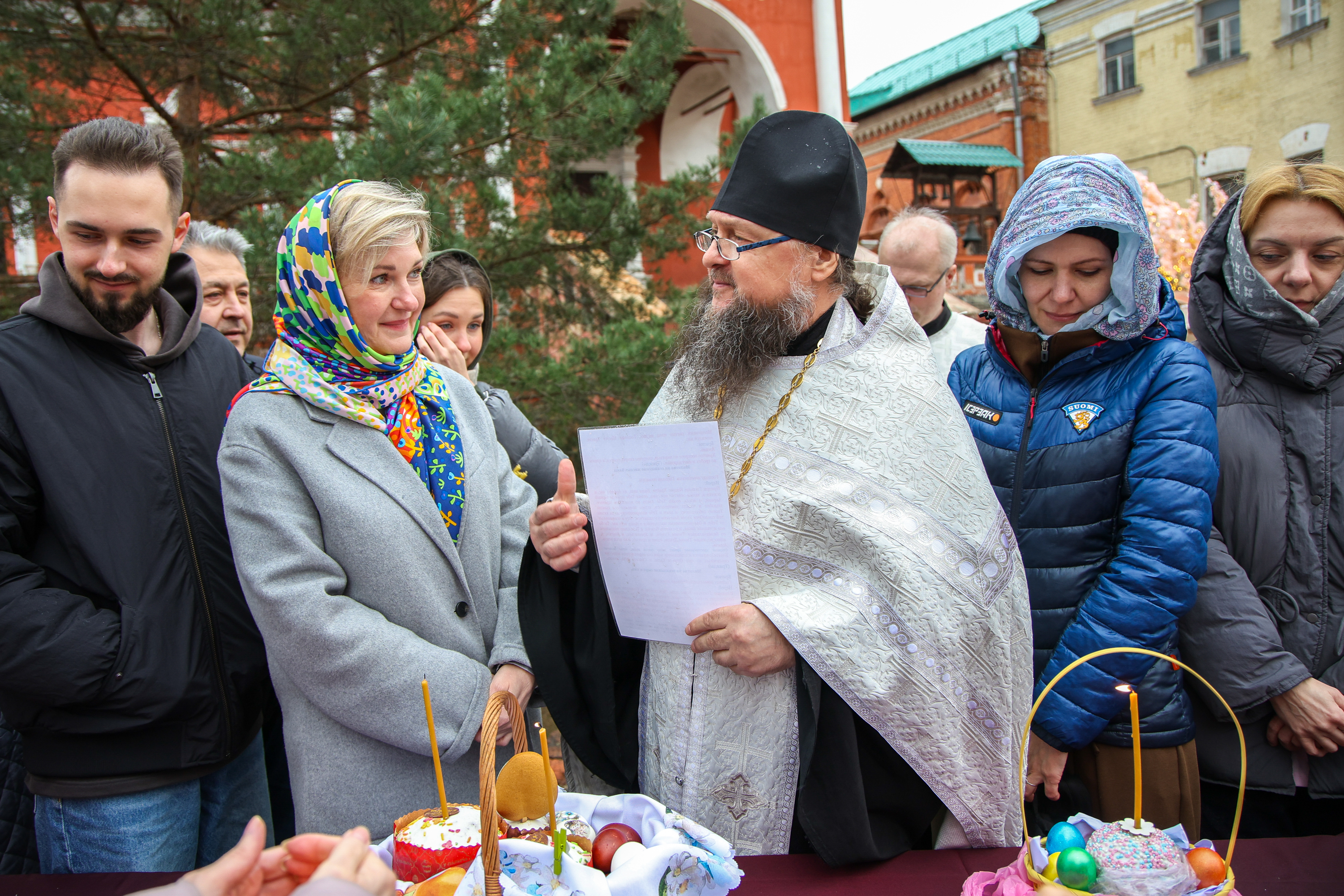 Освящение пасхальных куличей в Высоко-Петровском монастыре