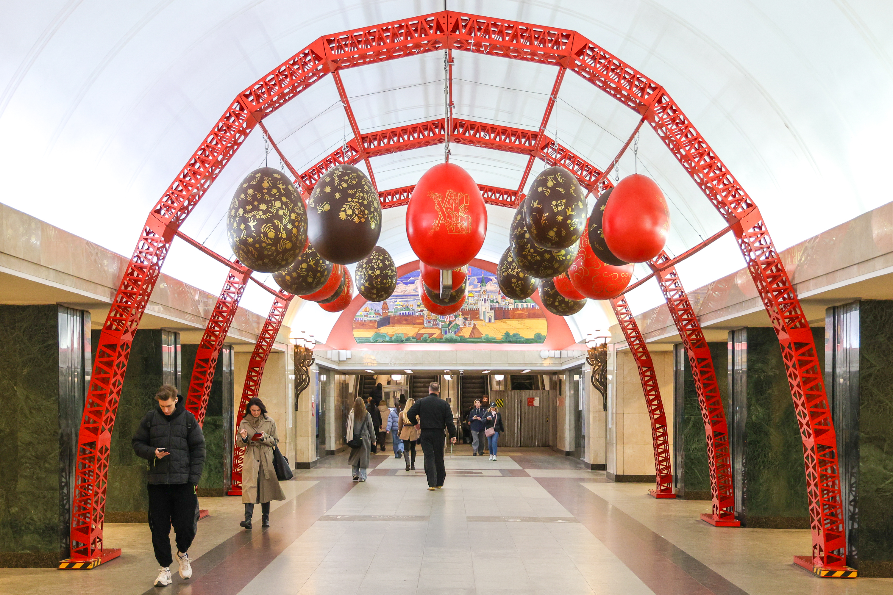 Украшение станции метро Трубная к Пасхе
