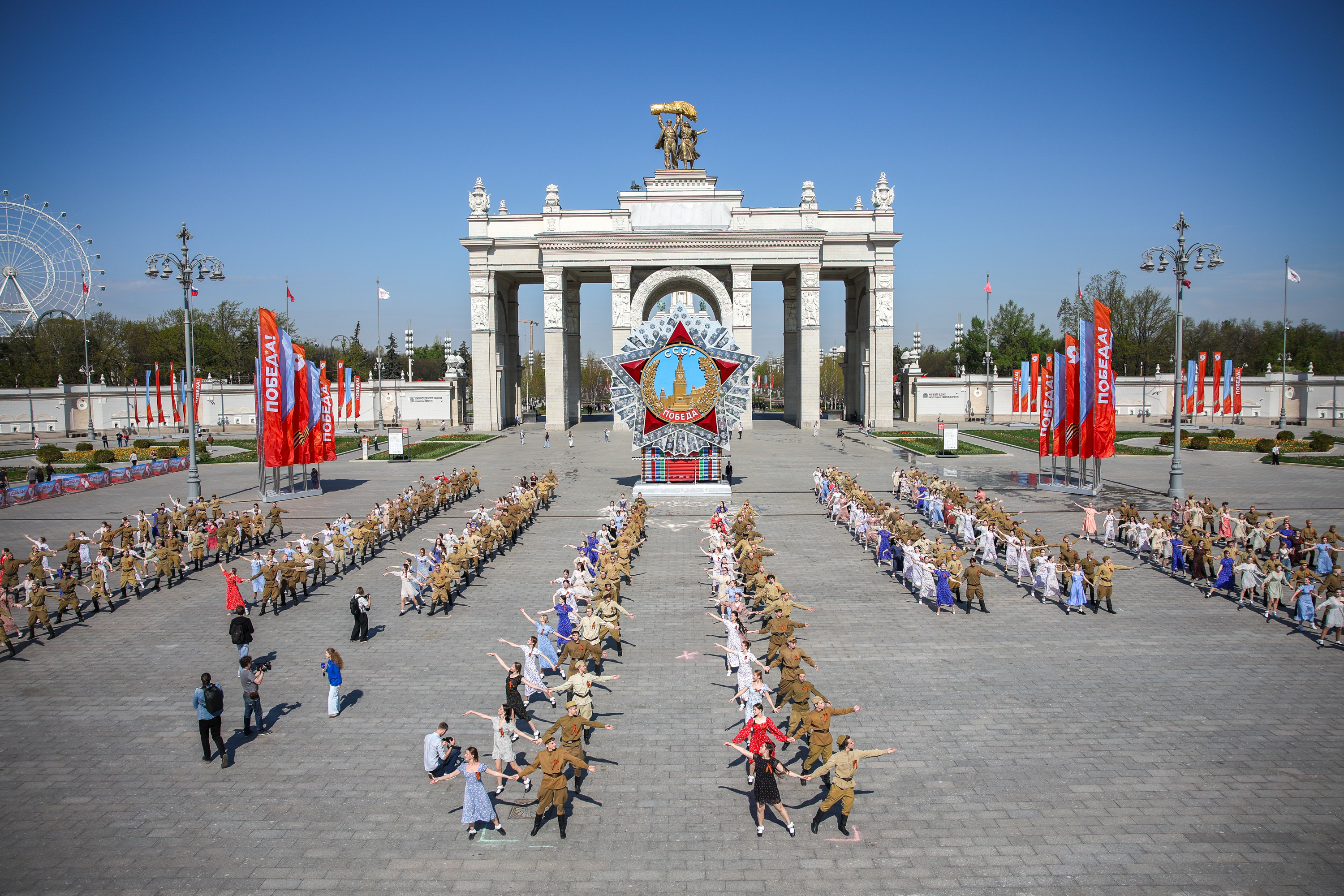 Акция «Вальс Победы» на ВДНХ