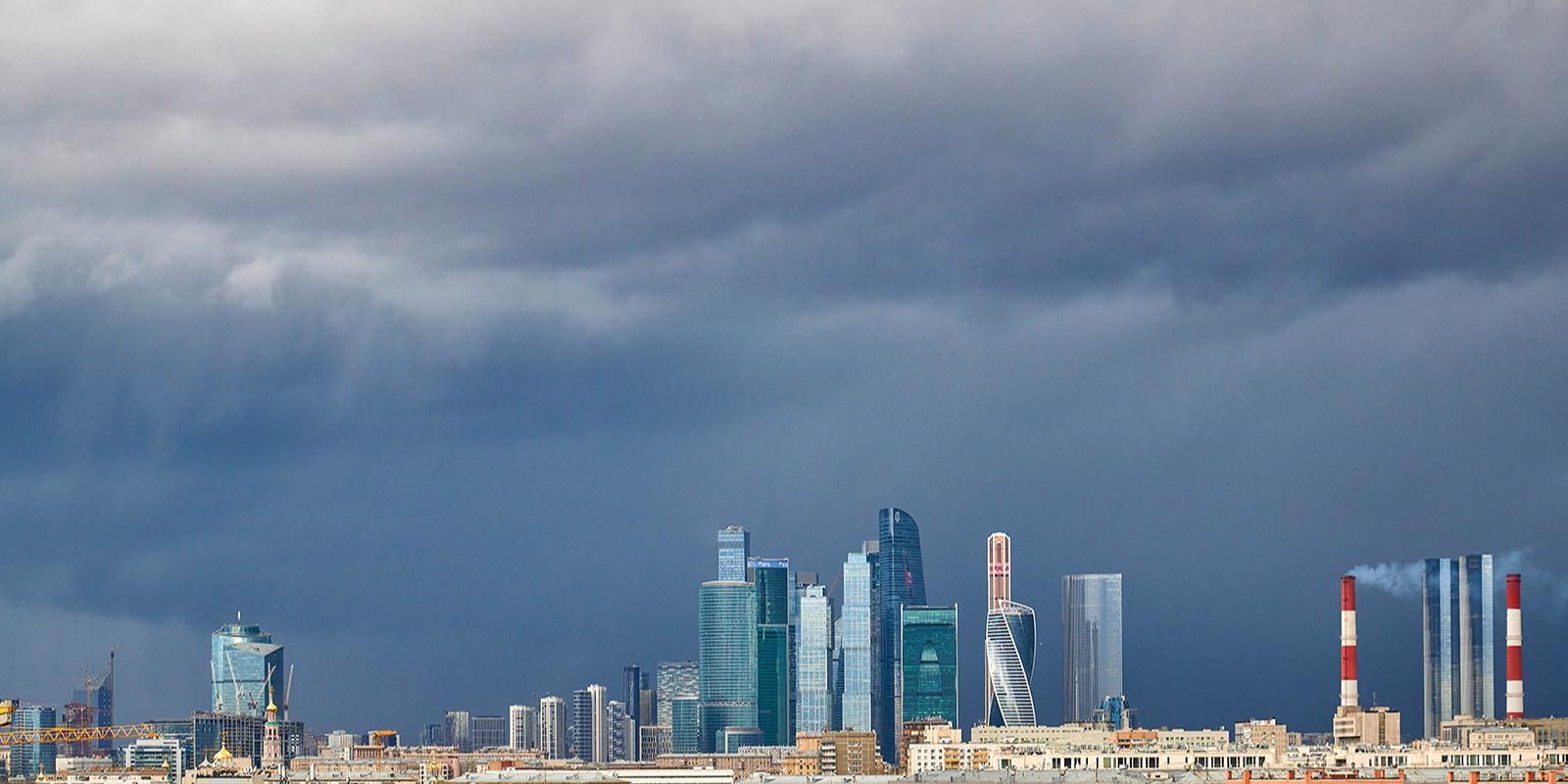 МЧС предупредило о сильном дожде и грозе в Москве до вечера воскресенья