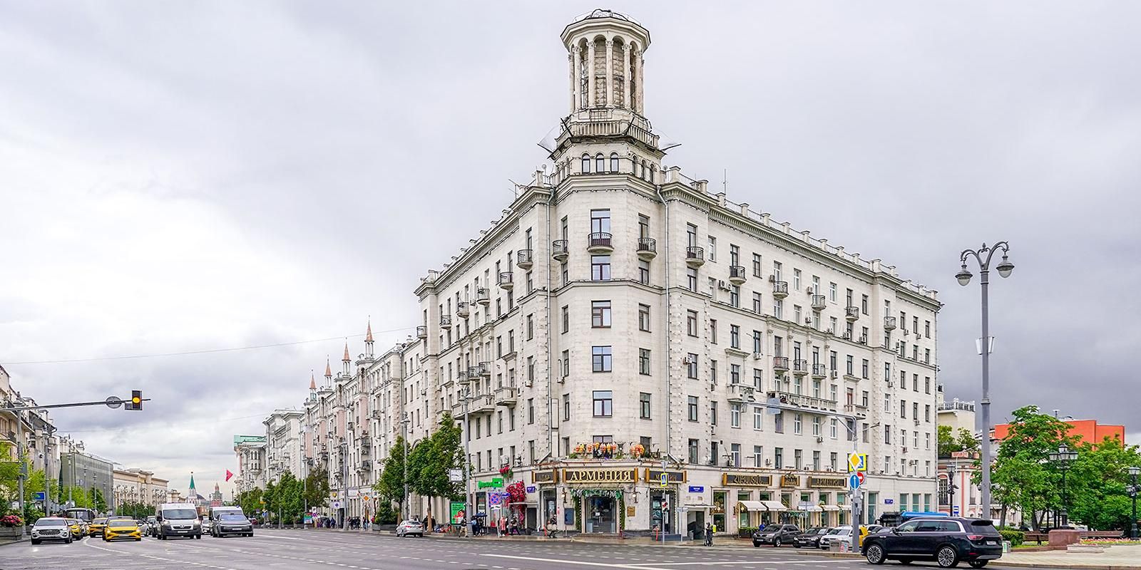 Москвичи решат судьбу исторической скульптуры на крыше дома на Тверской улице