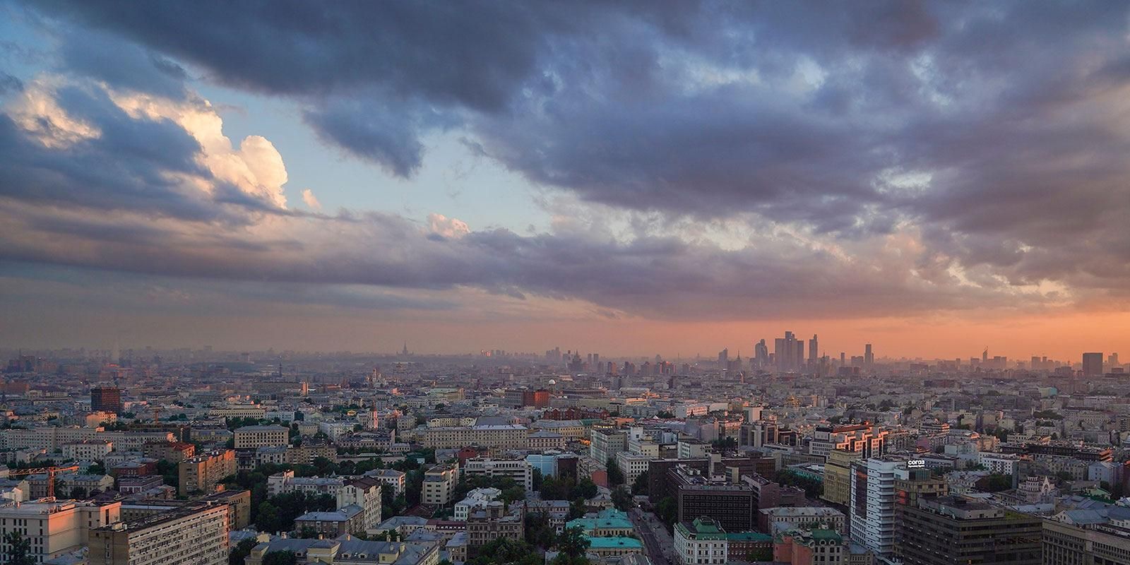 «Желтый» уровень опасности из-за грозы объявлен в Москве на вторник