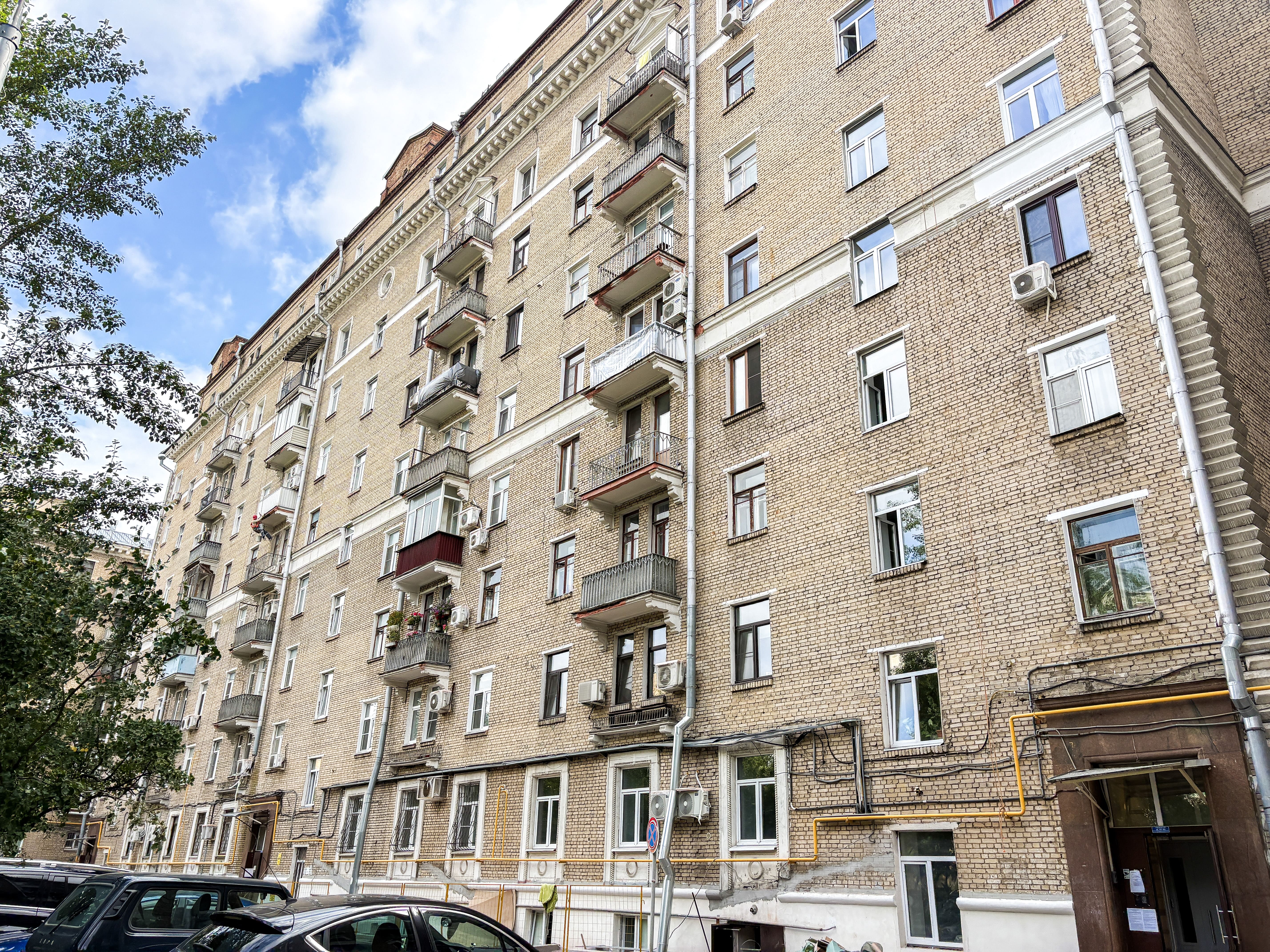 Капитальный ремонт дома в стиле советской неоклассики проходит на улице Правды
