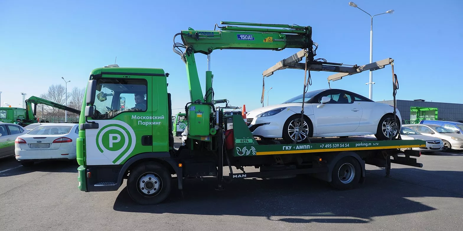 Штраф за неправильную парковку: как забрать автомобиль со спецстоянки и можно ли избежать эвакуации до момента погрузки ТС?