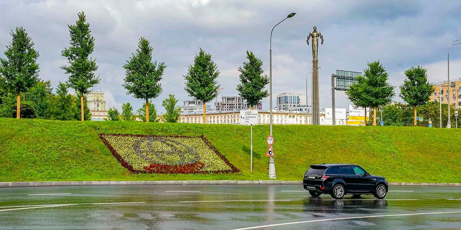 Тематические цветники украсили столицу в честь Года единства народов России