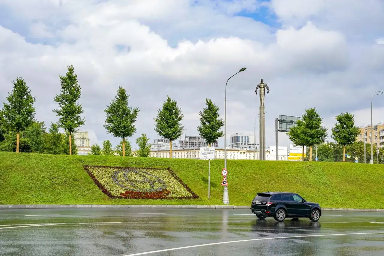Более 300 кв. м цветников разбили в Москве в честь Года единства народов России