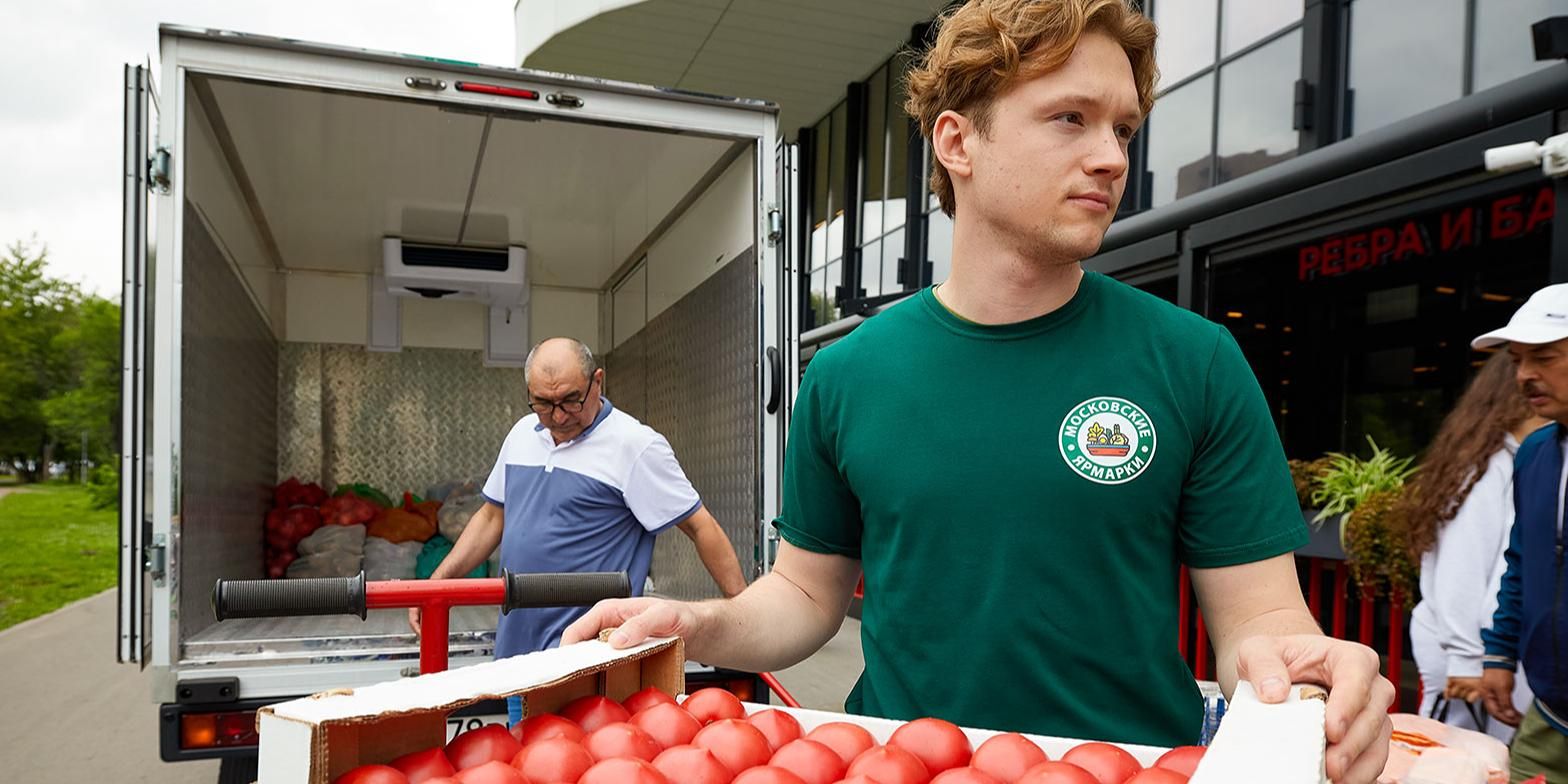 Участники московских ярмарок передали более тонны продуктов нуждающимся