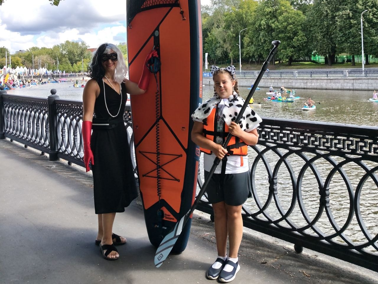Марина не очень любит плавать на сапбордах, но маму-Круэллу решила поддержать. Фото: Мосинформ