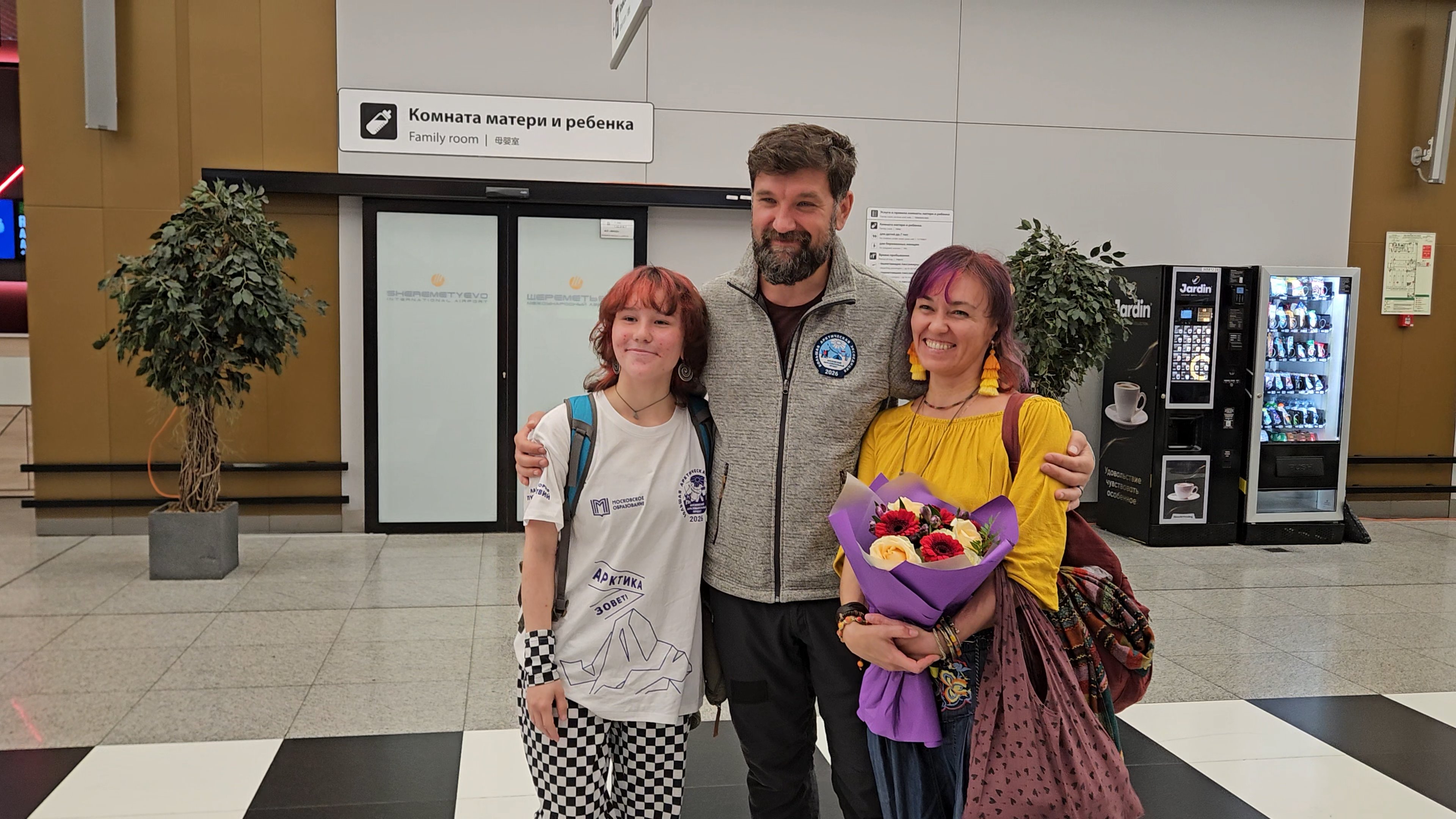 Родители и дети фотографировались с руководителем экспедиции - Матвеем Шпаро. Фото: Департамент образования и науки Москвы