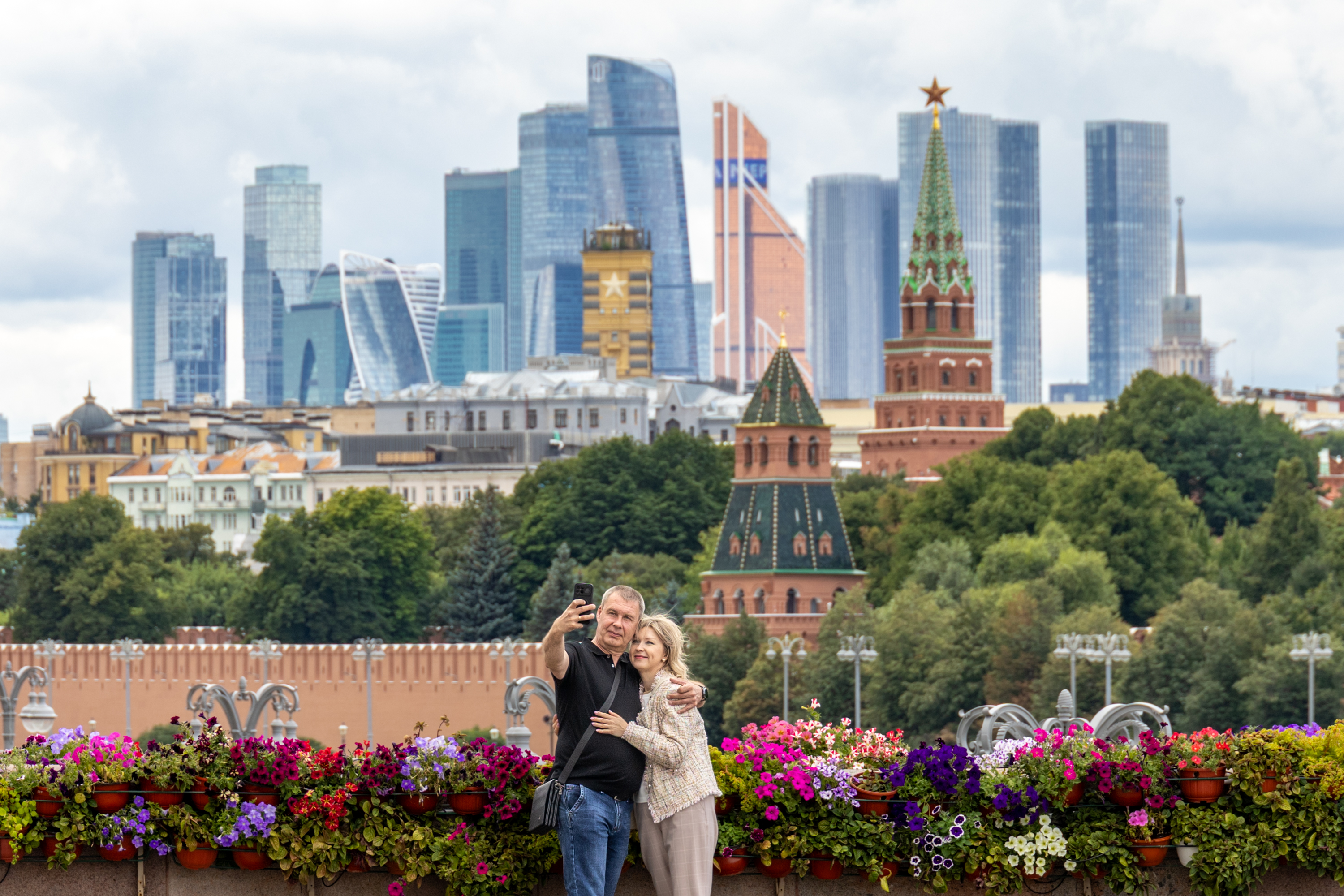 Украшение Москвы ко Дню флага