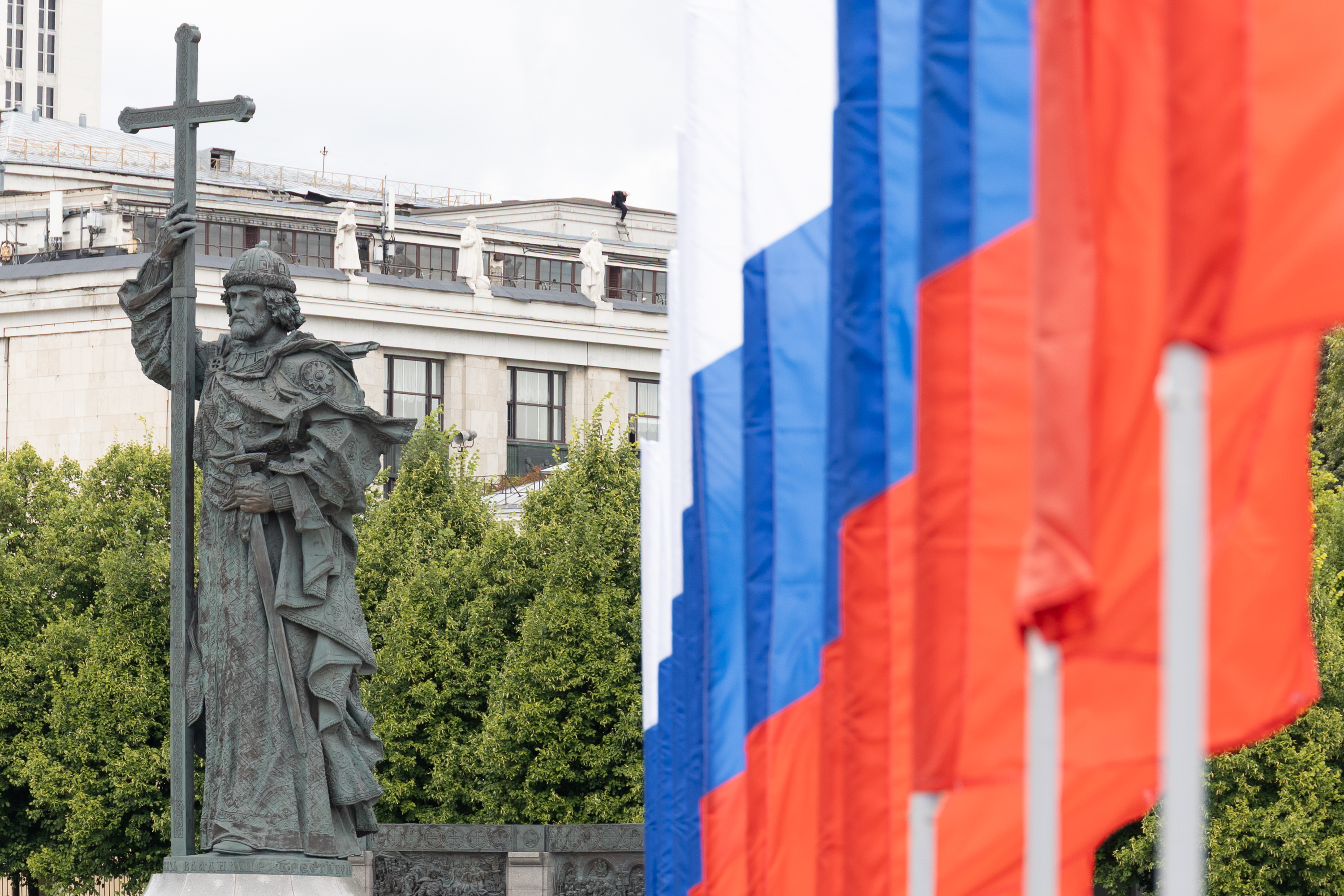 Украшение Москвы ко Дню флага