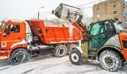 Городские службы непрерывно устраняют последствия снегопада в столице