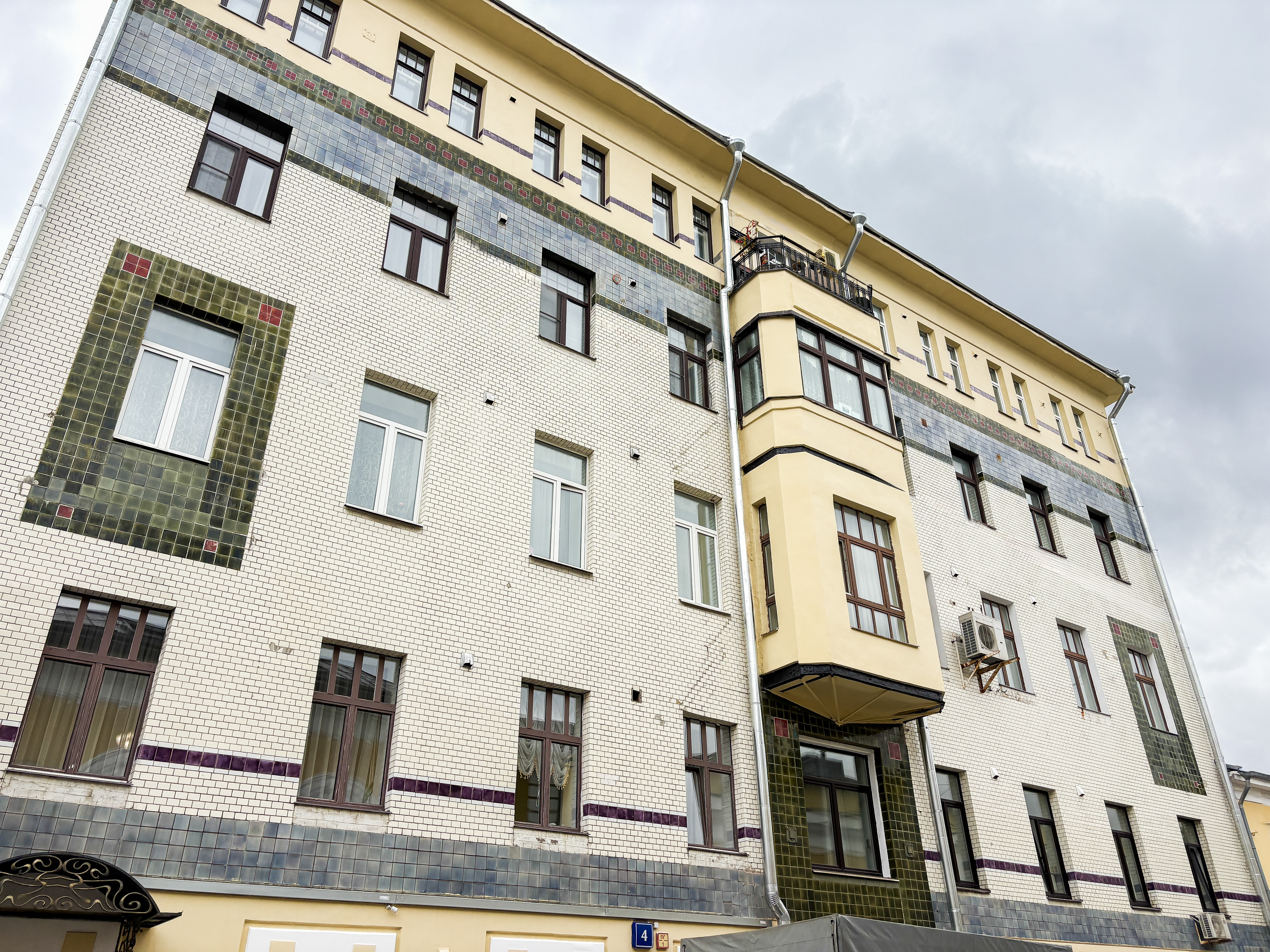 В районе Хамовники проходит капремонт исторического жилого дома, возведенного в стиле модерн