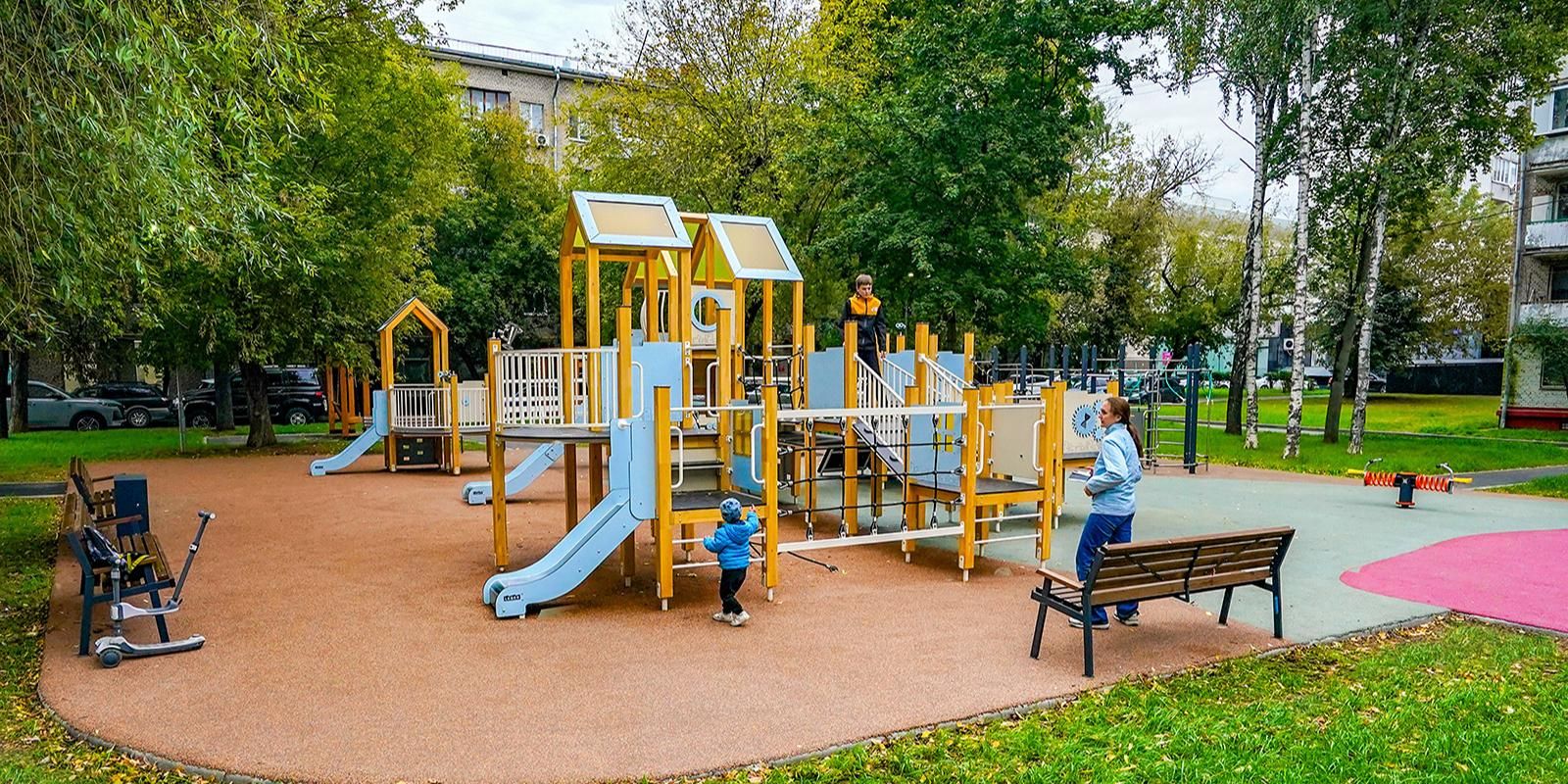 Благоустройство двора завершили на Сходненской улице