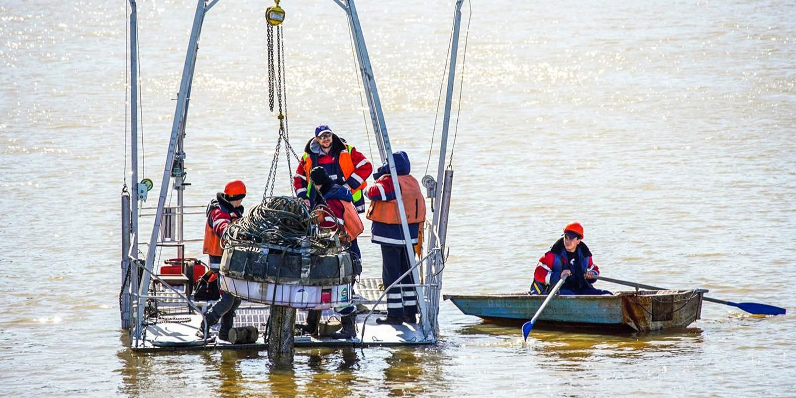 Плавающие фонтаны на Водоотводном канале демонтировали в преддверии зимы