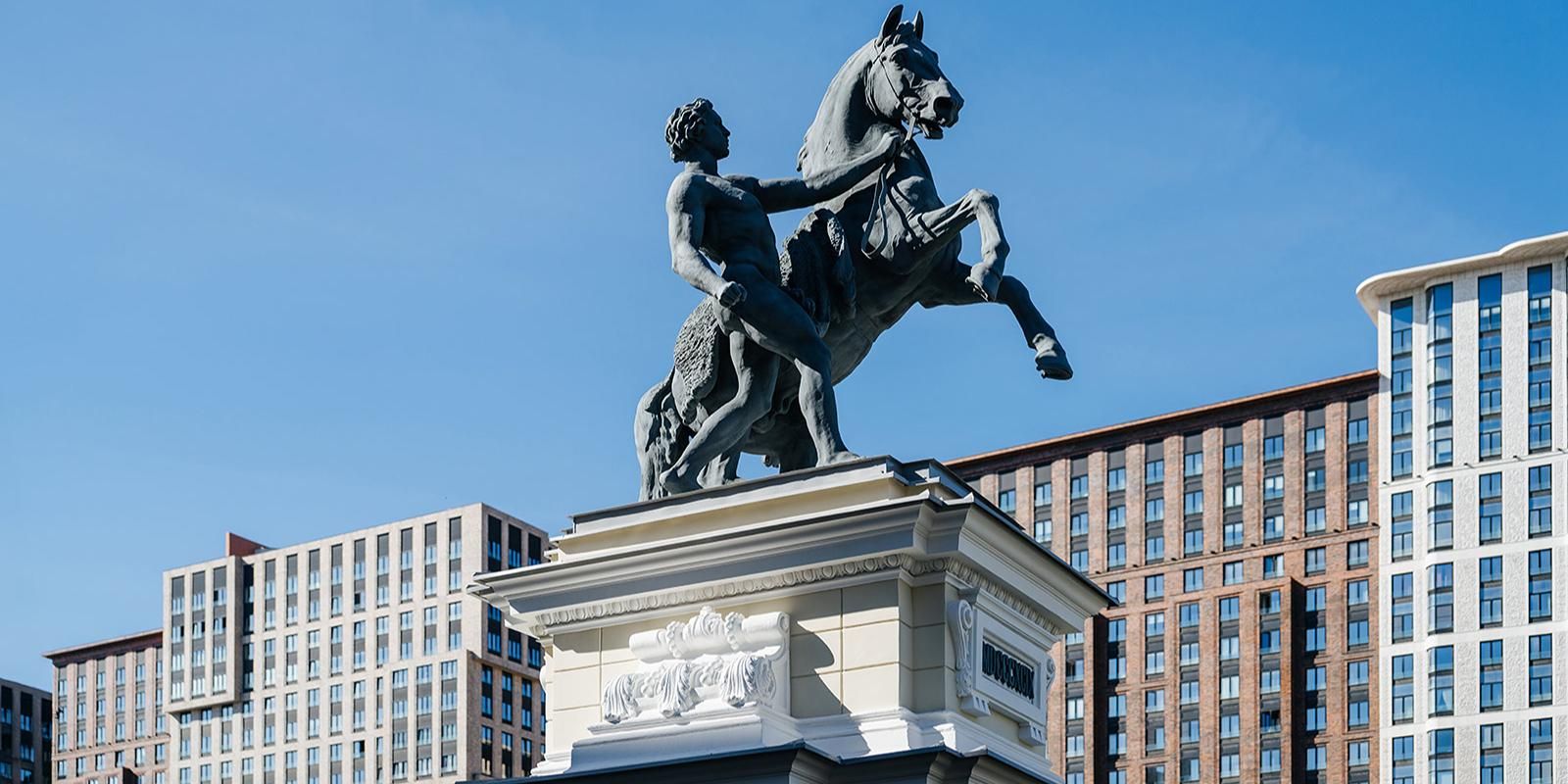 Пилонам с конными скульптурами у Центрального московского ипподрома вернули исторический облик