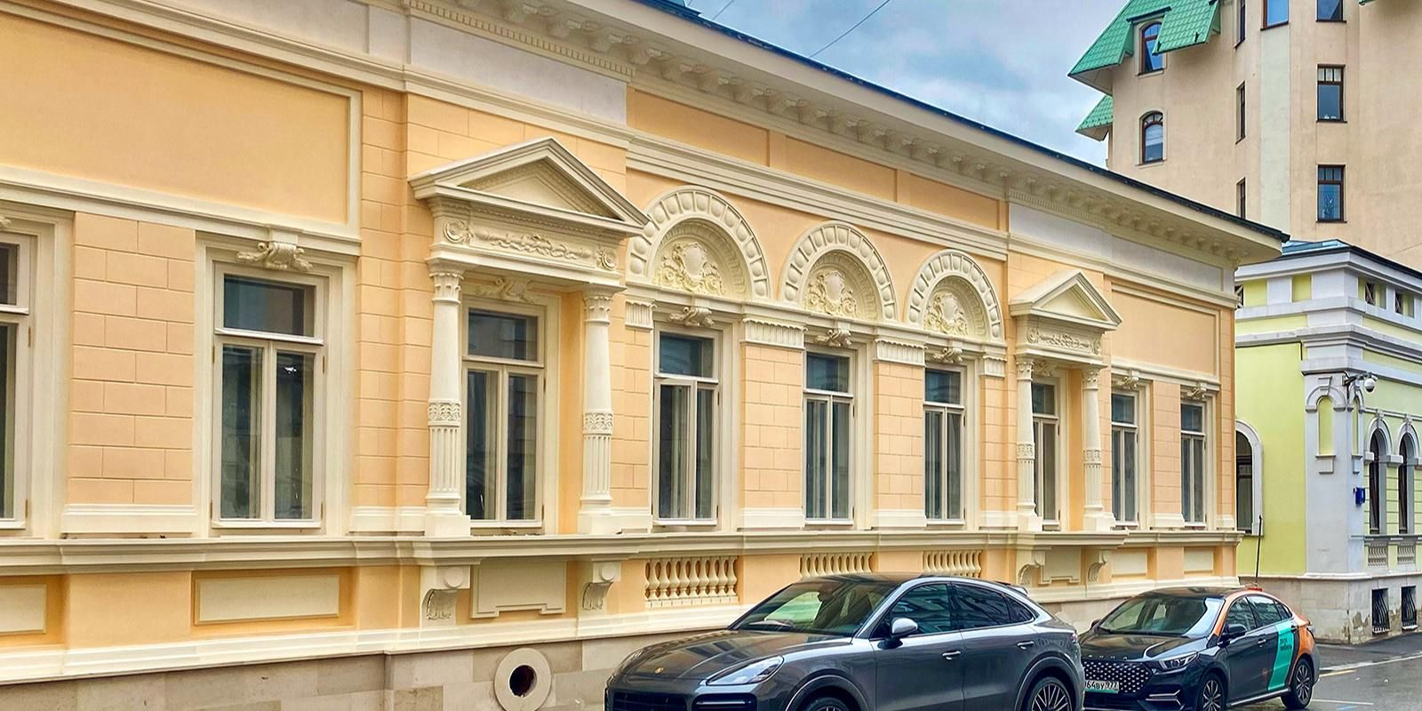 В Сеченовском переулке отреставрировали фасады деревянной усадьбы