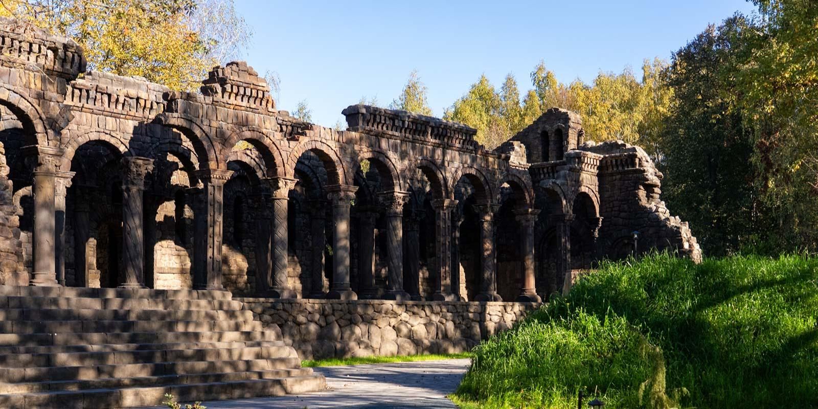 В кинопарке «Москино» обустроили зону отдыха у «Разрушенного замка»