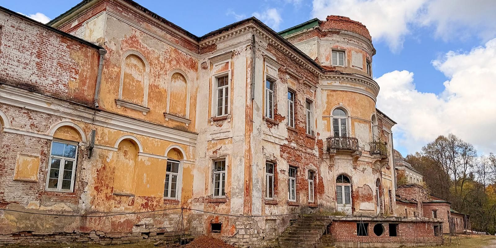 В усадьбе Михайловское начали реставрировать главный дом XVIII века